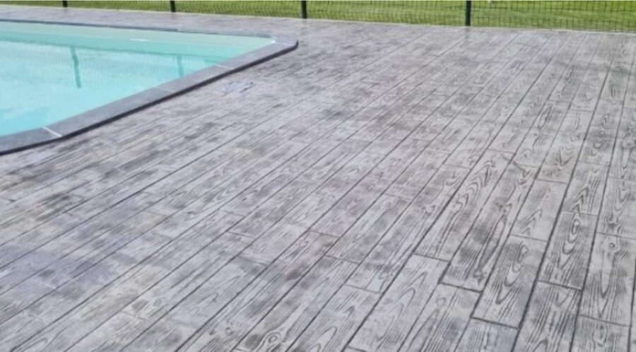 Hormigon-impreso-para-terrazas-con-piscina-900x498 El hormigón impreso y su creciente presencia en la decoración de hogares y espacios de trabajo