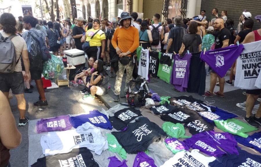 Venta-de-camisetas-por-las-victimas-de-la-dictadura-militar-©Daniel-Gutman-IPS-900x578 Milei desmantela centros de memoria para reescribir la represión ilegal en Argentina