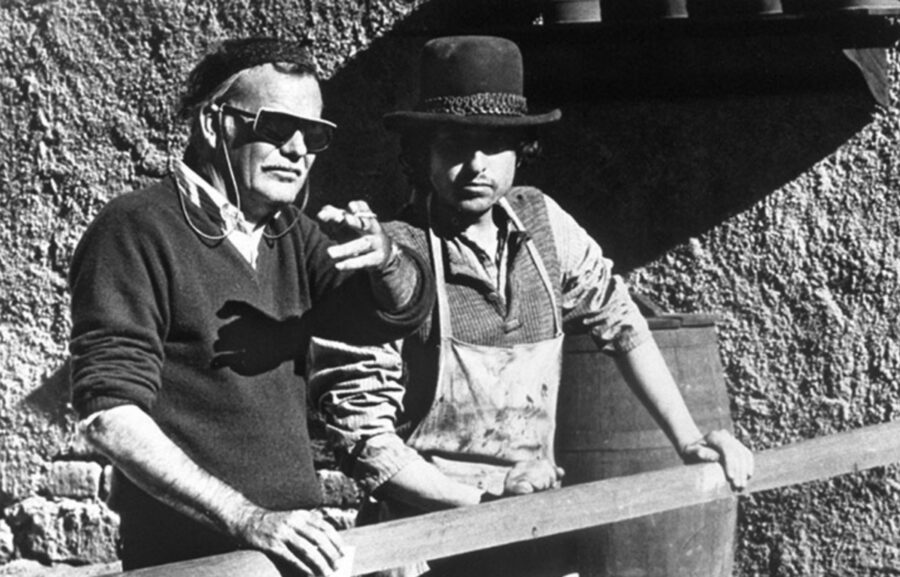 Bob-Dylan-y-Sam-Peckinpah-en-Pat-Garrett-and-Billy-the-Kid-en-1973-900x577 Las películas de Bob Dylan
