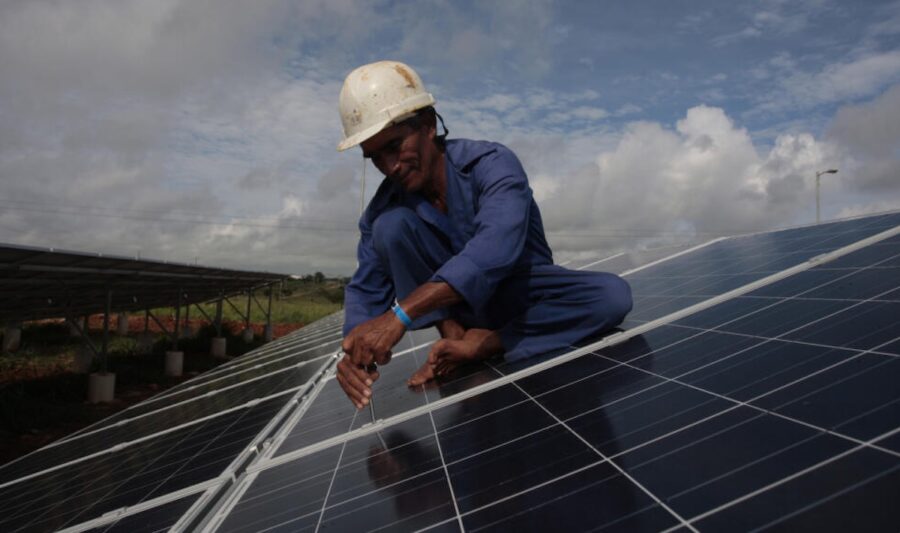 Instalacion-de-paneles-solares-en-Cuba-©Jorge-Luis-Banos-IPS-900x533 Cuba se enfrenta a un verano tórrido sumido en una crisis energética
