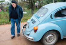 Pepe Mujica con su VW escarabajo ©Santiago Mazzarovich/MPP.