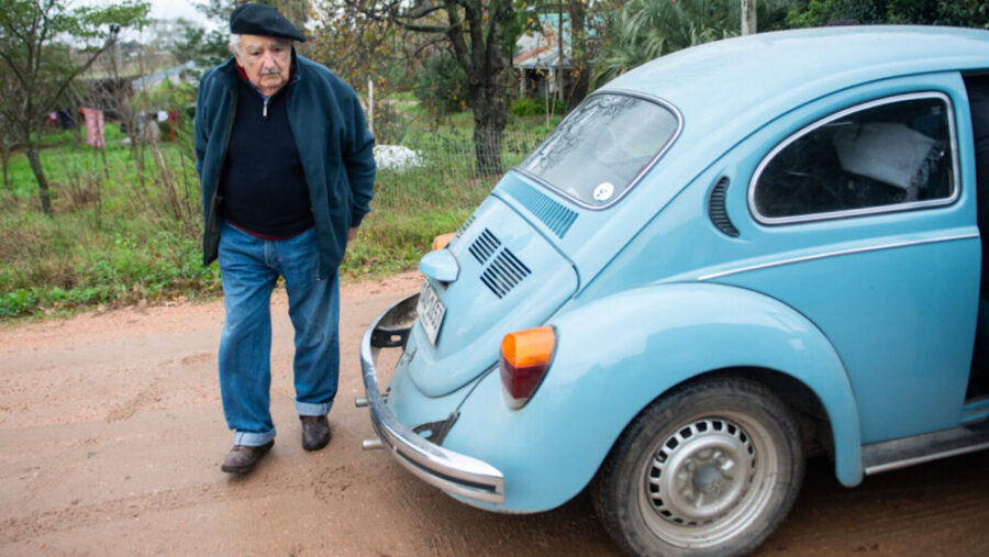 Pepe-Mujica-con-su-VW-escarabajo-©SantiagoMazzarovichMPP-900x507 La izquierda latinoamericana despide a su referente, Pepe Mujica