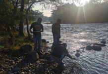 Integrantes del colectivo Pueblos Unidos de la Cuenca Antigua por Ríos Libres toman muestras de agua del río La Antigua, en el estado de Veracruz, en el sureste de México, dentro de las actividades de monitoreo de la calidad de agua del cauce ©Terravida