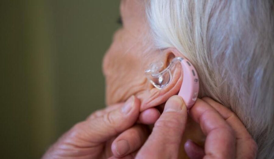 Audifonos-Oidox-oreja-e1750846781900-900x525 Mejores audífonos para sordos del 2025: la revolución en tecnología auditiva