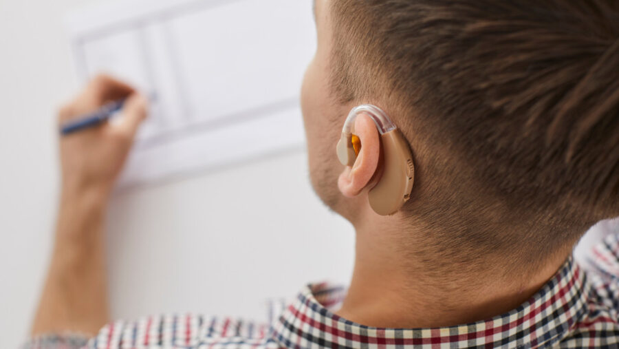 Audifonos-en-examenes-e1751020966237-900x507 ¿Pinganillo para exámenes? obligan a un estudiante con discapacidad auditiva a retirarse el audífono