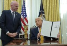 El presidente Donald Trump firma una orden ejecutiva junto al presidente de la Fifa, Gianni Infantino ©Anna Moneymaker / HRW