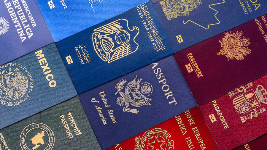 Pasaportes-internacionales-e1750950237369-900x507 Vetos y visados de Donald Trump asfixian al periodismo latinoamericano