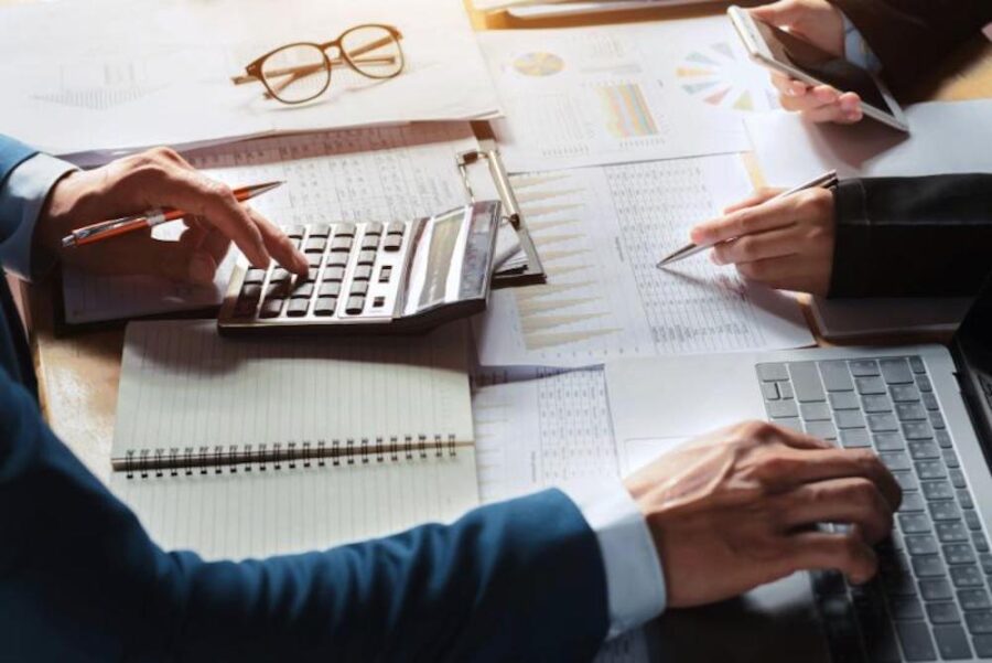 Asesoria-fiscal-Oviedo-900x601 ¿Facturas en regla, pero impuestos mal gestionados? El valor de una asesoría contable y fiscal que te acompañe de verdad