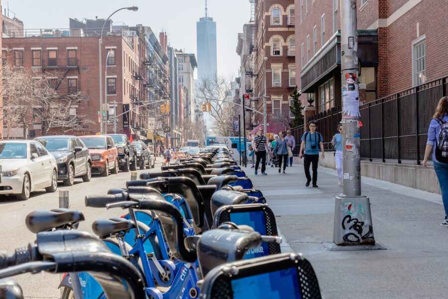 Bicicletas-y-scooter-en-NY-900x600 Qué documentos necesitas para registrar tu scooter en Nueva York