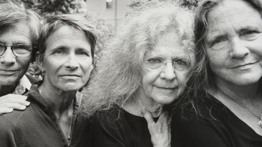 NIXON-hermanas-Brown-2022-900x506 Nicholas Nixon pone el final para la serie de las hermanas Brown