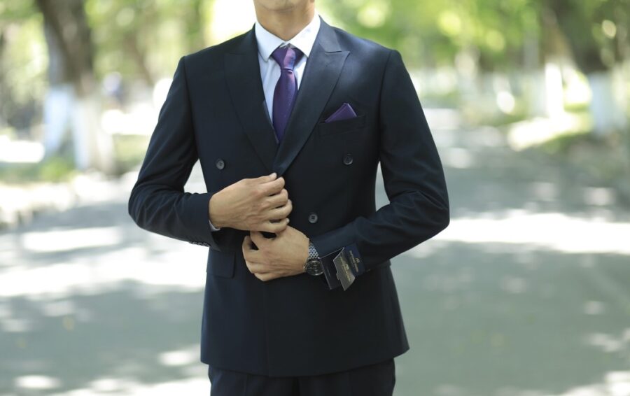 Sastre-trajes-a-medida-©almela-900x566 Confección artesanal de trajes a medida para hombres con estilo