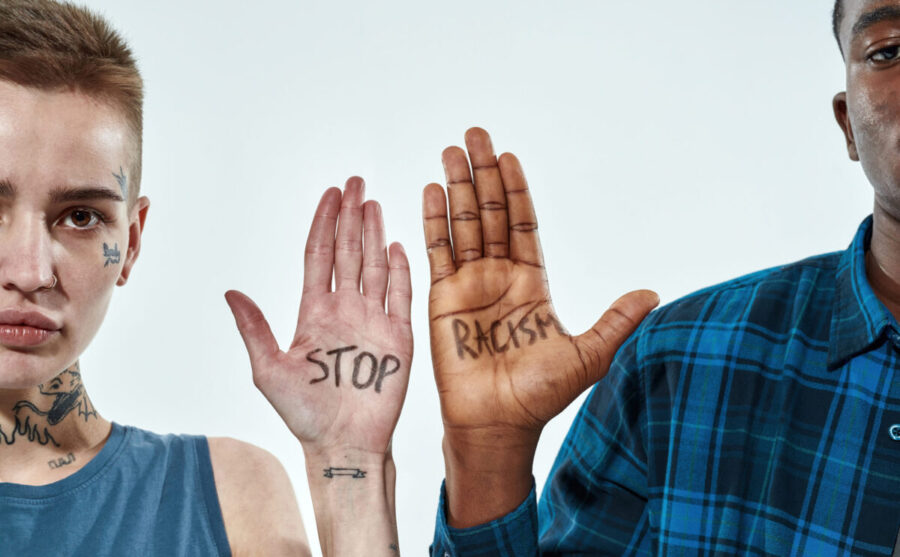 Stop-racismo-©123RF-scaled-e1753004548356-900x557 Convivencia o violencia