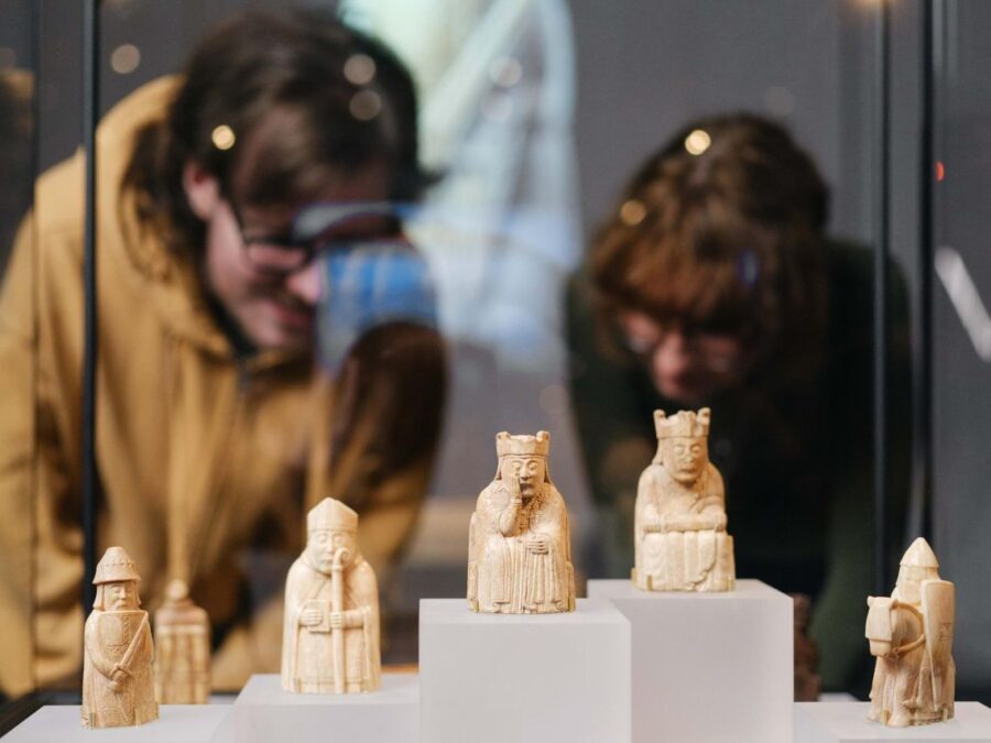 ZWqMh_original-900x675 Las piezas de ajedrez de Lewis regresan a su origen en Trondheim e irán a Normandía