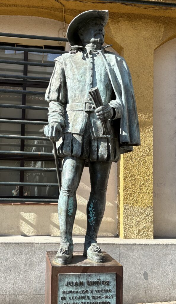 Estatua-viviente-de-Juan-Munoz-en-Leganes-©LGC-594x1024 Estatuas vivientes
