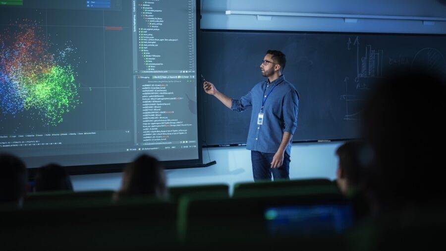 Formacicon-master-data-scientist-©123RF-900x506 ¿Qué salidas laborales tiene un Data Scientist? El perfil con más proyección del siglo XXI