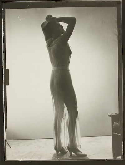 Man-Ray-Meret-Oppenheim-con-ropa-transparente-1933 Man Ray, el genio de la fotografía surrealista
