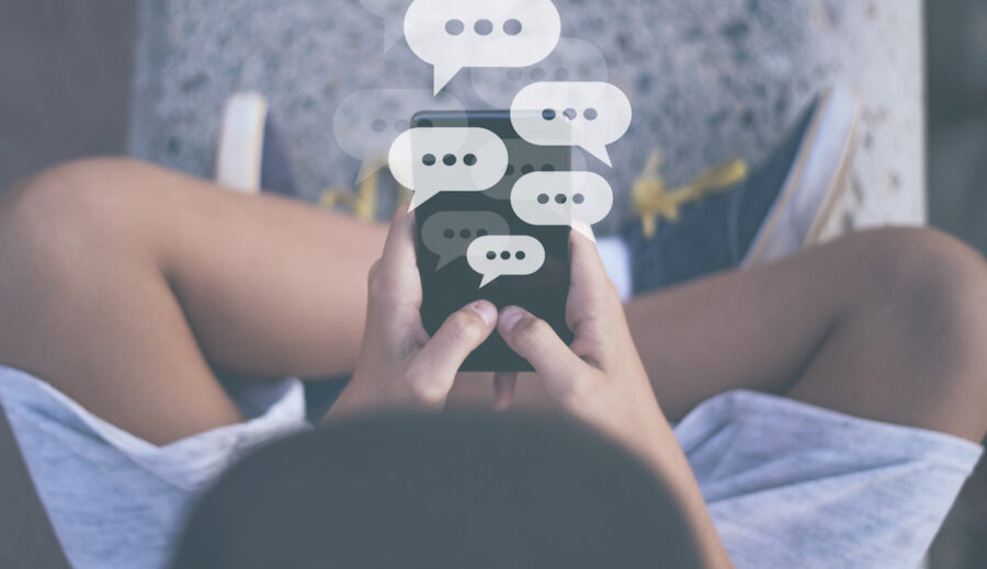 RRSS-menores-©123RF-e1755622219290-900x519 Brasil exige a Meta eliminar chatbots con lenguaje infantil y contenido sexual