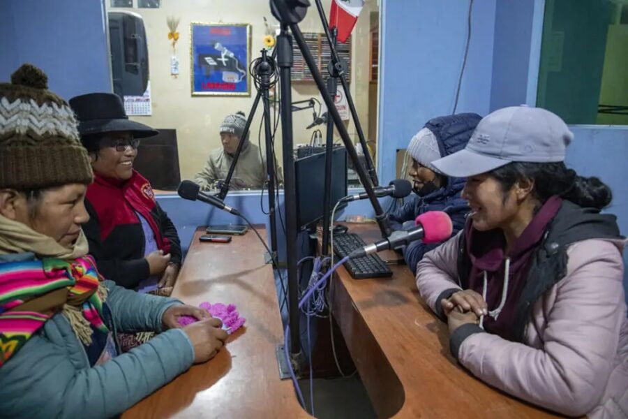 Radio-comunitaria-en-Cusco-Peru-©Miguel-Gutierrez-CooperAccion-900x600 Presiones económicas y políticas sobre radios comunitarias latinoamericanas