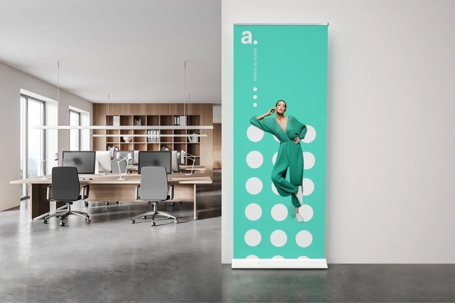 Roll-up-publicitario-con-impresion-textil-©adsystem.com_.es_ ¿Cómo destacar en una feria para captar eficazmente la atención?