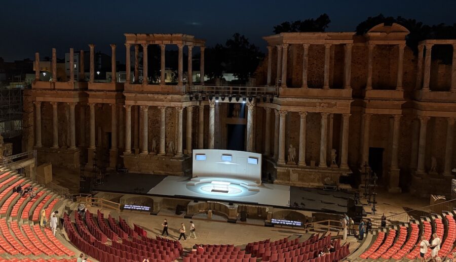 Teatro-Romano-Merida-Adriano-2025-e1755422120921-900x518 Memorias de Adriano