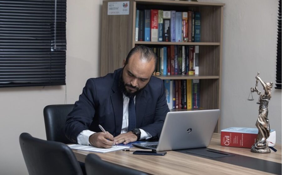 Abogados-especializados-en-extradicciones-©archivopub-900x561 El papel de un abogado especializado en extradiciones