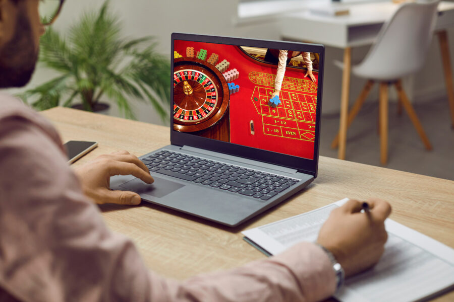 Juego-de-ruleta-online-©123RF-900x600 ¿Cómo difieren las regulaciones de España y México en materia de juegos?