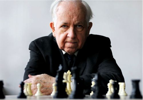 Leonard-Barden-ante-el-tablero Ajedrez: Leonard Barden, récord de siete décadas escribiendo en prensa