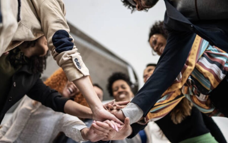 Personas-diversidad-solidaridad-900x566 Acoger a personas con discapacidad en empresas: un compromiso con la inclusión 