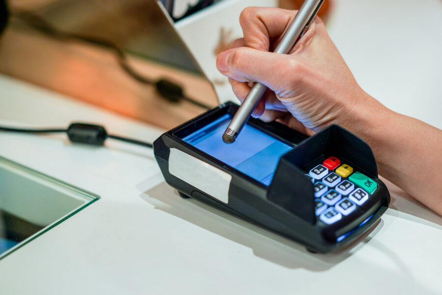 TPV-despacho-profesional-©123RF-900x600 Digitaliza la contabilidad de tu despacho con un sistema ERP y gana eficiencia