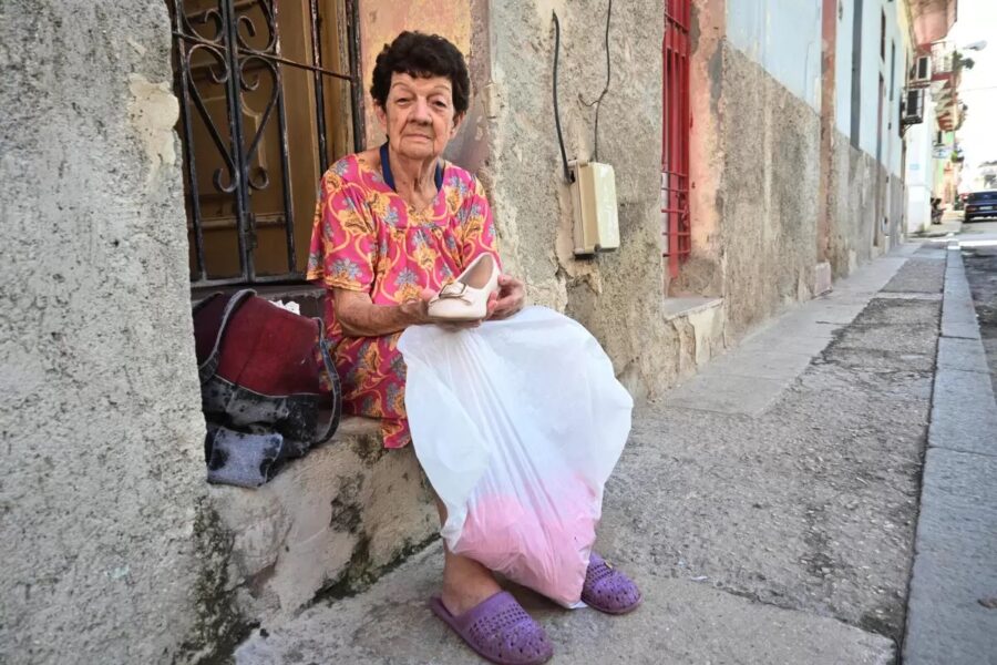 Cuba-La-Habana-Teodosia-Nilda-Hernandez-©Jorge-Luis-Banos-IPS-900x600 La pobreza y la desigualdad se agudizan en Cuba