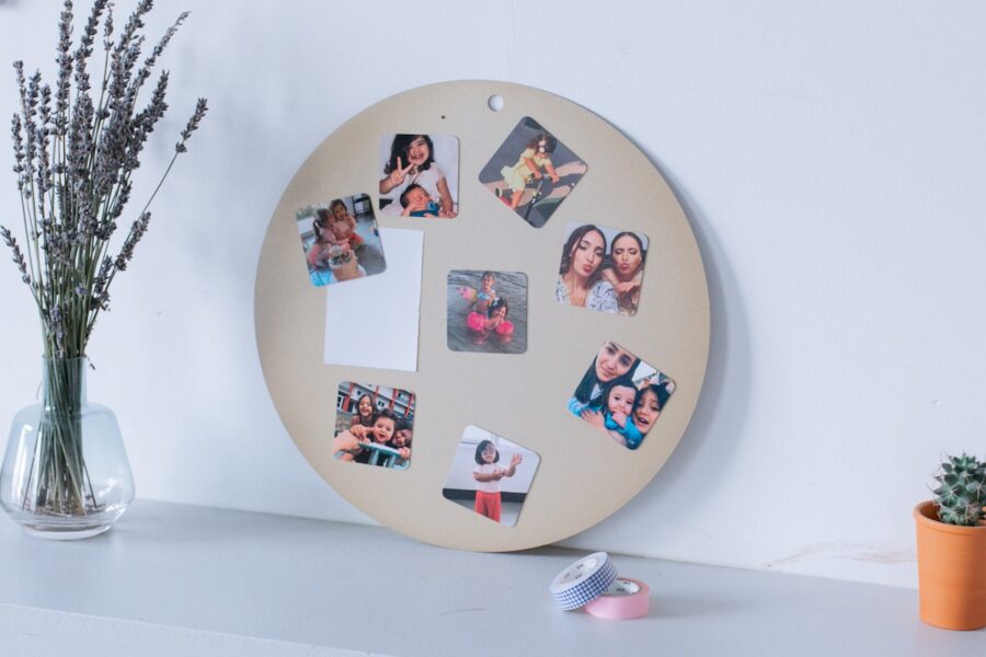 Imanes-personalizados-salon-©cheerz.com_-e1761046070668-900x600 Inspiraciones creativas para exponer sus imanes personalizados en casa