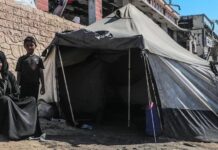 La ONU reiniciará la ayuda a Gaza en cuanto entre en vigor un alto el fuego Madre palestina y su hijo junto a la tienda de campaña en Gaza ©Mohammed Nateel Unicef