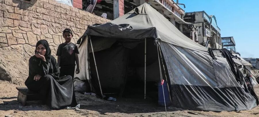 Madre-palestina-y-su-hijo-junto-a-la-tienda-de-campana-en-Gaza-©Mohammed-Nateel-Unicef--900x408 La ONU reiniciará la ayuda a Gaza en cuanto entre en vigor un alto el fuego