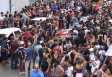 Una operación contra el narcotráfico en Río de Janeiro se salda con más de 130 muertes Familiares colocan los cuerpos de fallecidos en las calles de las favelas para mostrarlos a la prensa ©Tomaz Silva / Agência Brasil