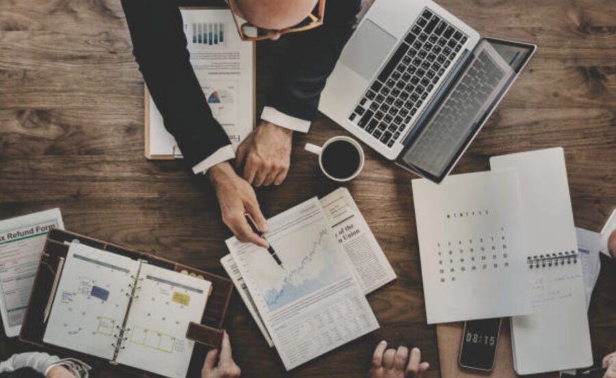 Negocios-documentos-©istockphoto-900x553 Por qué los mercados de divisas reaccionan de manera diferente a la inflación y las tasas de interés