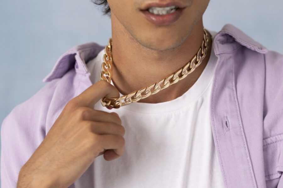 Cordones-de-oro-para-hombre-©archivopub-900x598 Cordones de oro para hombre: guía esencial de estilos y usos