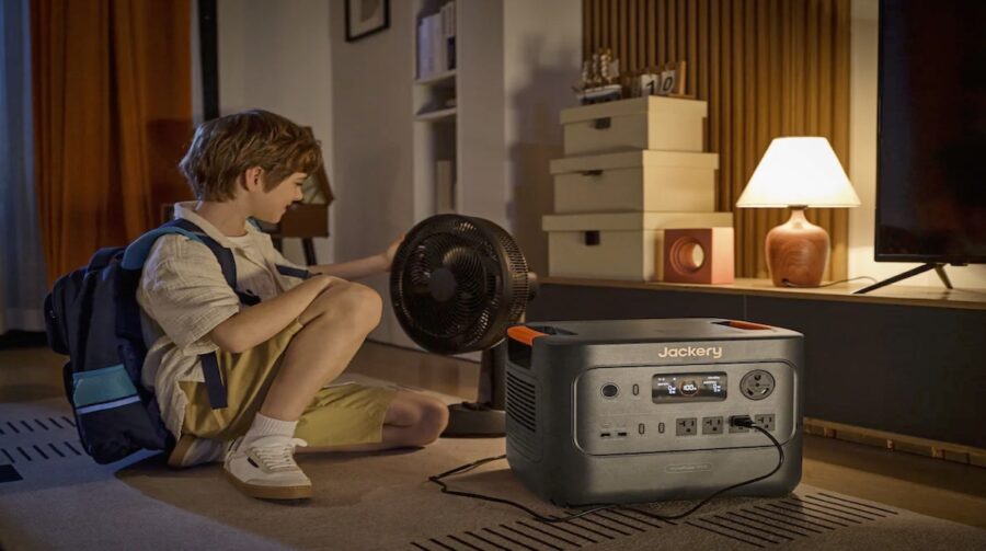 Energia-solar-portable-nino-220-©archivopub-900x503 ¿Cuánto cuesta mantener un refrigerador en España al año? Te lo contamos y te ayudamos a ahorrar