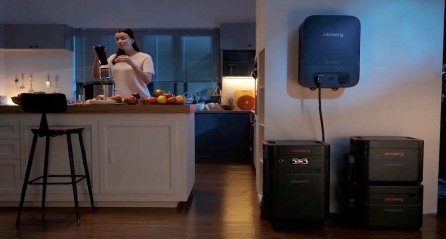 Energia-solar-vivienda-con-baterias-©archivopub-900x483 ¿Cuánto cuesta mantener un refrigerador en España al año? Te lo contamos y te ayudamos a ahorrar