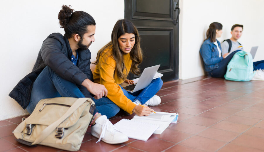 Estudiantes-©123RF-e1764002529551-900x518 La cara oculta de la IA