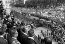 La larga fila para ver a Franco Franco en la Plaza de Oriente el 1 de octubre 1975 ©archivohistórico