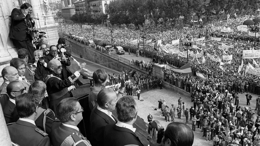 Franco-en-la-Plaza-de-Oriente-1OCT1975-©archivo La larga fila para ver a Franco