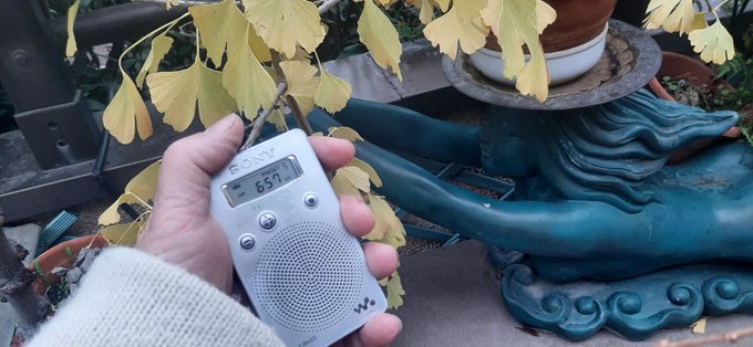 G6igV6AXoAA-hrU La radio y el "apagón constante"