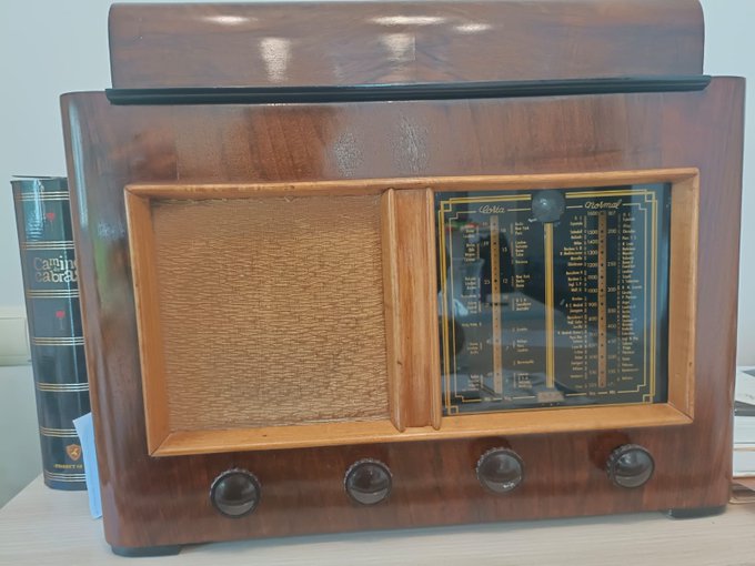 G6ionbbWQAATo-d La radio y el "apagón constante"