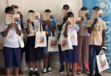 Adolescentes en Guinea Ecuatorial leen folletos sobre prevención ante el VIH/sida ©Antonia Toichoa / Unicef