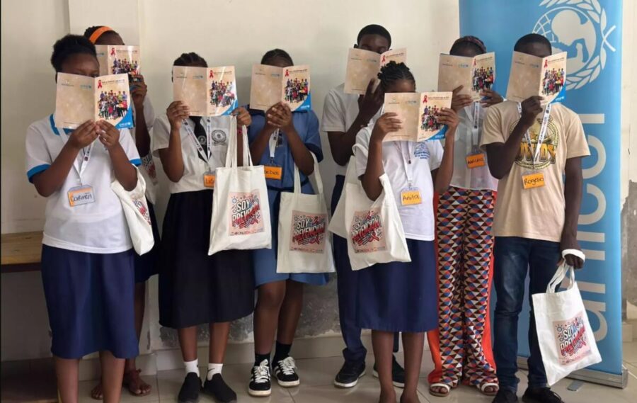 Guinea-Ecuatorial-adolescentes-leen-folletos-sobre-el-VIHsida-©Antonia-Toichoa-Unicef-900x569 Naciones Unidas advierte que se agravan las consecuencias de no prevenir y tratar al sida