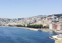 Nápoles, el alma española de Italia: cinco tesoros imperdibles entre arte y tradición Nápoles Barco negro en el mar azul ©pexels