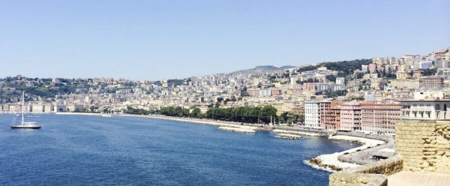 Napoles-Barco-negro-en-el-mar-azul-©pexels-900x373 Nápoles, el alma española de Italia: cinco tesoros imperdibles entre arte y tradición