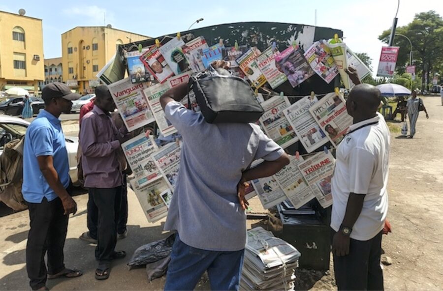 Nigeria-Abuja-quiosco-©Promise-Eze-IPS-900x592 Trump amenaza militarmente a Nigeria por el asesinato de cristianos
