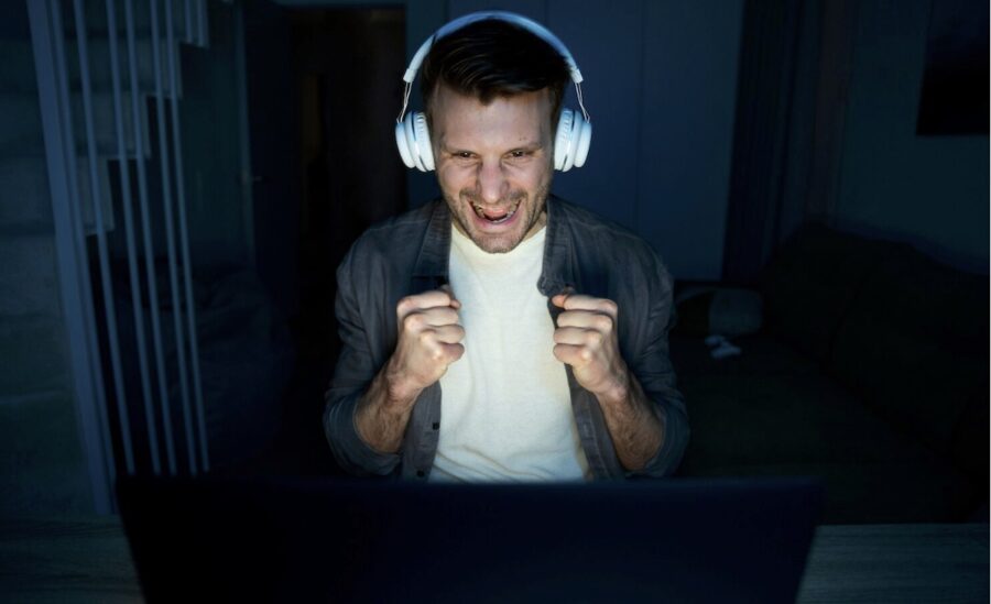 Videojuegos-hombre-joven-gana-©freepik-900x549 La expansión digital del azar: cómo los juegos en línea están moldeando la cultura moderna
