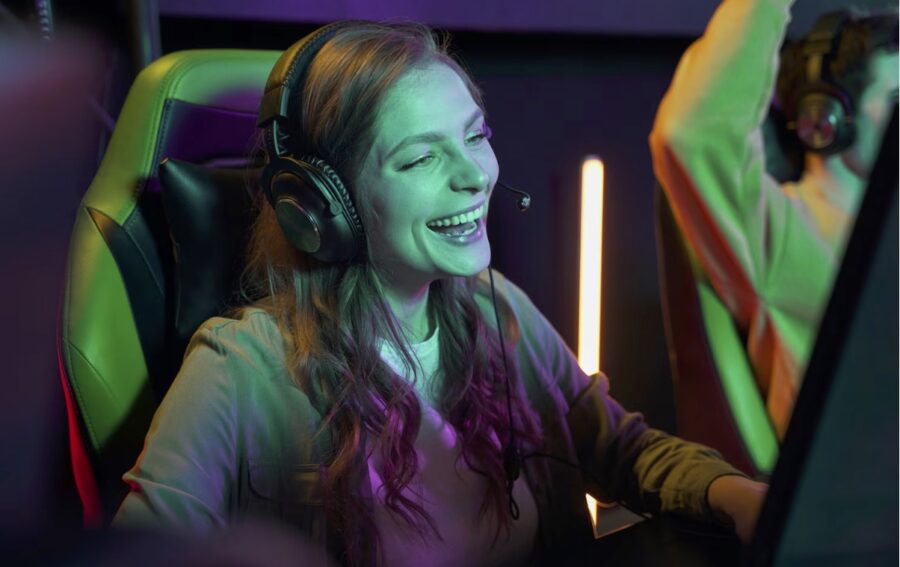 Videojuegos-mujer-joven-pantalla-©freepik-900x567 La expansión digital del azar: cómo los juegos en línea están moldeando la cultura moderna